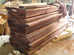 Ятоба, высушенная в СКВК-12 за 72 часа. Конечная влажность 6-8%. Температура древесины в конце сушки 150°С. (Плотность воздушно-сухой древесины 890-1060 кг/м³)