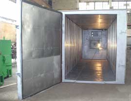 Цельнометаллическая реверсивная  сушильная камера с общим объемом загрузки 12 куб. метров условного пиломатериала с алюминиевой обшивкой внутри. 